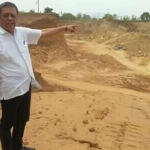 Sekretaris Komisi III DPRD Tuban, H Rasmani menunjukkan tambang ilegal di Desa Sukolilo, Kecamatan Bancar.