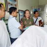 dr Bagus saat dievakuasi dari RS Pusdik Gasum Porong dibawa ke Adi Jasa Surabaya.