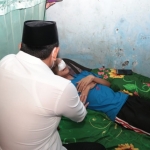 PEDULI: Wakil Bupati (Wabup) Sidoarjo Subandi saat menjenguk penderita tumor mata, Fungki Sudrajat, di Desa Bareng Krajan Krian, Rabu (3/11/2021). foto: Kominfo Sidoarjo