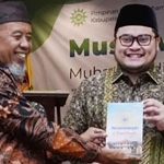 Ketua Pimpinan Daerah Muhammadiyah Kabupaten Kediri, Achmad Fanani Sumali (kiri), saat menyerahkan sebuah buku kepada Bupati Kediri, Hanindhito Himawan Pramana. Foto: Ist