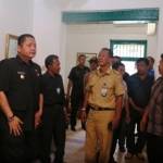 Wakil Wali Kota Surabaya, Wisnu Sakti Buana saat mendatangi rumah Rumah HOS Tjokroaminoto. (foto: maulana/BANGSAONLINE)