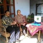Walikota Madiun Bambang Irianto silaturahim ke rumah janda veteran. Foto:dhany/BANGSAONLINE