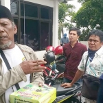 Sumar (64) salah satu warga Dusun Sekarbungoh, Desa Sukolilo Barat, Kecamatan Labang yang menolak nilai ganti rugi untuk lahan dan bangunan miliknya.