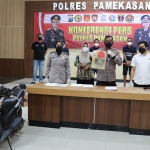 Kapolres Pamekasan, AKBP Rogib Triyanto, saat memberi pemaparan dalam konferensi pers terkait curanmor.