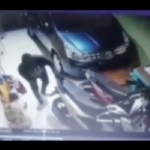 Aksi seorang pelaku terekam CCTV saat akan menggondol kedua motor korban yang terparkir di garasi rumah.