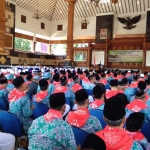 Bupati saat memberikan sambutan kepada 890 CJH di pendopo Krido Manunggal. foto: SUWANDI/ BANGSAONLINE