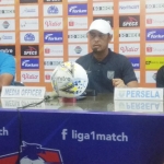 Pelatih Persela Nil Maizar didamping Kapten Tim Eky Taufik Febrianto saat jumpa pers. 