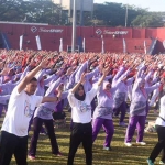 Para peserta saat memgikuti senam poco-poco massal di stadion Brawijaya Kediri. foto: ARIF K/ BANGSAONLINE
