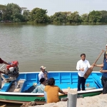 Kades Raci Tengah, Abdul Rozak menyerahkan perahu kepada kelompok nelayan 57 Joyo. Foto: SYUHUD/BANGSAONLINE.com