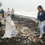 Kondisi pantai Bambang yang indah dipenuhi sampah. Masyarakat dan pelajar pun turun untuk melakukan bersih-bersih. foto: imron/ BANGSAONLINE