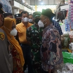 Dandim 0817/Gresik, Letkol Inf Taufik Ismail, bersama Gus Yani dan wakilnya didampingi Kapolres Gresik saat meninjau ketersediaan minyak goreng di pasar tradisional.