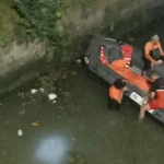 Proses pencarian korban tenggelam usai terlibat tawuran di Jembatan Petekan, Surabaya. Foto: Istimewa/BPBD Surabaya