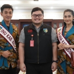 Pasangan Inu Kirana Kabupaten Kediri 2022, Praska Arwi dan Aida Fathiyya bersama Bupati Kediri Hanindhito Himawan Pramana. Foto: Ist. 