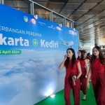 Persiapan penyambutan kedatangan penumpang pertama di Bandara Dhoho Kediri. Foto: MUJI HARJITA/ BANGSAONLINE.com 