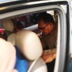 Abdul Haris (45), Kepala Desa Gempolsari Kecamatan Tanggulangin berada di dalam mobil untuk dijebloskan ke penjara Lapas Sidoarjo. 
foto: nanang ichwan/ BANGSAONLINE