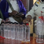 Petugas gabungan saat memeriksa miras atau minuman keras yang diperjualbelikan di Kota Blitar.