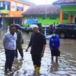 Sekdakab Probolinggo, Ugas Irwanto, saat meninjau banjir di RSUD Tongas.
