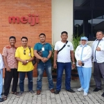 Usai klarifikasi, LSM, wartawan BANGSAONLINE, dan staf perusahaan PT. Meiji Indonesia diajak foto bersama. foto: Ardianzah/ BANGSAONLINE