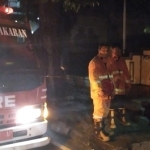 Kepala Dinas Damkar Gresik, Agustin Halomoan Sinaga saat memimpin pemadaman eks Kantor PN Gresik yang dibakar orgil. foto: SYUHUD/ BANGSAONLINE