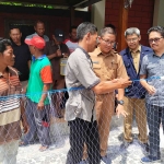 Anggota DPRD Provinsi Jawa Timur secara simbolis memberikan jaring ramah lingkungan kepada para nelayan di Tuban.