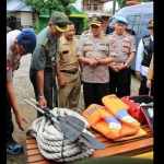 Kapolres Kediri Kota, AKBP Miko Indrayana saat mengecek peralatan dan sarpras untuk antisipasi bencana.