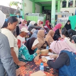 Pemeriksaan medis kepeda santri dan warga manula di sekitar Pondok Pesantren Tahsinul Akhlaq Bahrul Ulum, Surabaya.