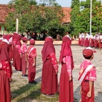 Babinsa Koramil 0827/15 Batuputih memberikan motivasi kepada siswa-siswi SDN Batuputih Laok II saat upacara.