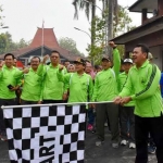 Wakil Bupati Mojokerto Pungkasiadi memberangkatkan peserta gerak jalan Mojosari-Mojokerto tahun 2019, di GOR Gajah Mada Mojosari hingga finish di Kecamatan Mojoanyar. 