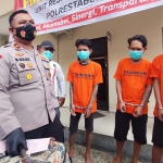 Ketiga pelaku saat dihadirkan dalam rilis pers di Polsek Sukolilo Surabaya.