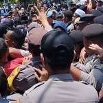 Massa Aksi saat terlibat dorong dengan petugas saat memaksa masuk ke kantor DPRD Pamekasan. 