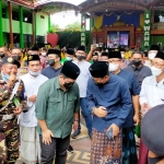 Menteri BUMN Erick Thohir saat disambut oleh Bupati Pasuruan Gus Irsyad bersama Pengasuh Ponpes KHA Wahid Hasyim Gus Wildan.