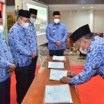 Bupati Gus Yani menyaksikan Kepala Kemenag Gresik Markus saat tanda tangan pakta integritas. foto: SYUHUD/ BANGSAONLINE
