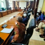 Puluhan pendukung Bacakades Nuraji saat audiensi dengan Komisi I DPRD Kabupaten Pasuruan.