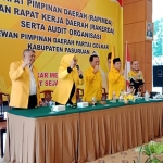 Udik Djanuantoro (paling kiri), Rias Yudikari Drastika (dua dari kiri), dan Pengurus DPD Golkar Jatim saat menghadiri Rapimda dan Rakerda DPD Golkar Kabupaten Pasuruan. 
