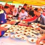 MAKAN GRATIS – Makan gratis yang disediakan oleh Pemkot Surabaya kala peringatan May Day, di Taman Surya Surabaya, Kamis (1/5/2014). foto : humas pemkot surabaya