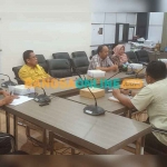 Komisi III DPRD Gresik saat rapat dengar pendapat bersama dinas terkait dan membahas Mie Gacoan yang tak memiliki izin di GKB. Foto: SYUHUD/BANGSAONLINE