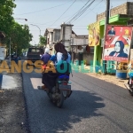 Kondisi jalan di Desa Kedanyang, Kecamatan Kebomas setelah diaspal nyaman digunakan untuk lalu lintas. (Foto: SYUHUD/BANGSAONLINE)