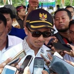Bupati Pamekasan Achmad Syafii saat menjawab pertanyaan wartawan.