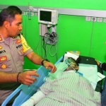  Kapolres Blitar AKBP Anisullah M Ridha saat menjenguk korban di Rumah Sakit.