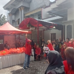 Para pengurus DPC PDIP Kota Pasuruan sebelum melakukan aksi bagi-bagi makanan kepada masyarakat.