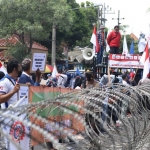 Aksi aliansi perjungan buruh saat demo di depan Kantor Bupati Mojokerto.
