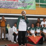 Bupati Jombang Hj Mundjidah Wahab saat membuka kejuaraan bola voli di GOR Merdeka.