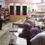 Kades Bringinan, Rahardi Subarno saat mengajarkan bahasa Jawa kromo inggil kepada anak-anak.