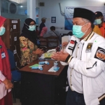 Ketua Umum DPW PKS Jatim, Irwan Setiawan saat menyerahkan bantuan kepada tenaga kesehatan (nakes) beberapa waktu lalu.