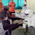 Pekerja Migran Indonesia yang berhasil dirapid tes sebanyak 2.554 orang. Proses rapid test dilakukan Dinkes Jatim bersama Kantor Kesehatan Pelabuhan (KKP).