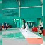 Jenar Mahaesa Arum Wiyono Atlet Anggar Bangkalan  saat laga semifinal di GOR Tennis Indoor Sidoarjo.
