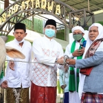 Plt Wali Kota Pasuruan, Raharto Teno Prasetyo, S.T. menyerahkan hewan kurban berupa sapi kepada takmir masjid At-Taqwa.