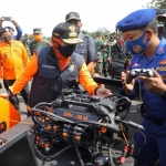 Gubernur Jawa Timur Khofifah Indar Parawansa menyaksikan perangkat peralatan untuk antisipasi bencana dalam acara Apel Siaga Darurat Bencana di Makodam V Brawijaya, Senin (23/11). Foto: ist/bangsaonline.com