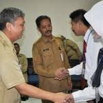 Plt Sekkab Gresik, Bambang Isdianto didampingi Kepala BKD, M. Nadlif memberi ucapan selamat kepada peserta diklat. fptp: syuhud/ BANGSAONLINE