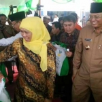 Mensos Khofifah didamping Bupati Malang Rendra Kresna saat menyapa salah satu KPM. foto: TUHU/ BANGSAONLINE